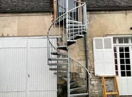 APPARTEMENT MODERNE DANS FERME DU 13éme SIECLE