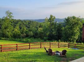 GREAT Little Guest Suite with Private Entry & Deck! Pet Friendly & 30 Mins to Nashville!, δωμάτιο σε οικογενειακή κατοικία σε Ashland City