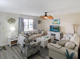 2 BR second story condo close to beaches，位于威尼斯的酒店