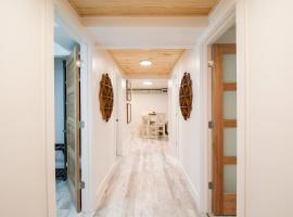 Delightful 2 BR Downtown Sarasota Condo - The White Pearl, hotel in Sarasota