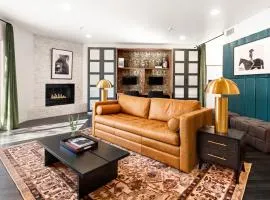 Chic 3BR Escape Steps from Old Town Bars Free Parking
