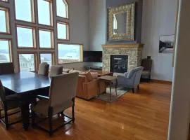 At The Top- beautiful 4 bedroom townhouse with hot tub, games and lake views!