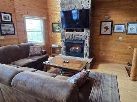 Villa With A View- 4 bedroom townhouse with lake and ski slope views, rodinný hotel v destinaci McHenry