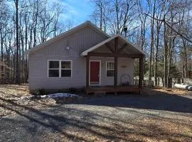 The Hideaway House- 3 bedroom with Hot Tub, Fenced Yard, Lake Access