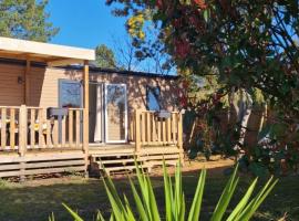 Mobilhome 6 personnes climatisation, TV, lave-vaisselle, 2 salle de bain, 3 chambres au camping Les Vignes à Lit-et-Mixe dans les Landes avec piscine,, hotel v destinaci Lit-et-Mixe