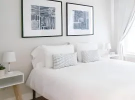 Jennifer's Chic Modern 1st Floor Apt Private Patio