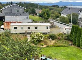 Big and affordable minihouse with 4 bedrooms, hotel em Austevoll