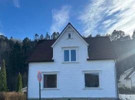 Hus med 2 leiligheter, hotel in Kristiansand