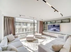 Luxe High-Rise 2 Mi to Dtwn Cleveland WFH Ready!