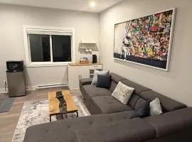 Cozy Garden Suite with Hot Tub and Perfectly Located