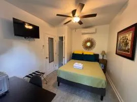 Charming Studio Cabin under Oak tree 2 mins walk to Magazine quiet neighborhood