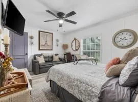 Park Place Private Studio One Mile to the Beach