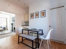 Modern 3-bed House Parking & Family & Friends