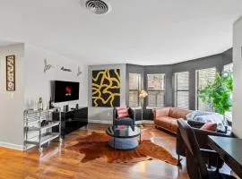 Luxe 2BR 2 Bath Prime Uptown with Free parking