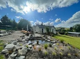 Islay House - stylish villa in historic Lawrence