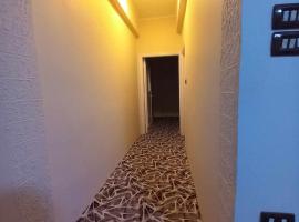 شقة سكنية, hotel con estacionamiento en Shibīn al Kawm