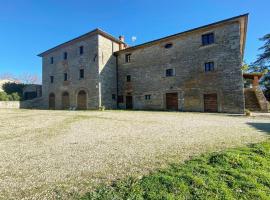 Quaint cottage with pool, Hotel in Misciano