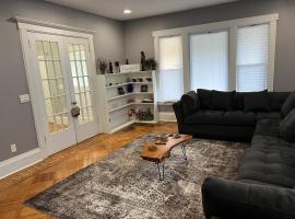 The Grand Parkway is a unique getaway with charm!, hotel i East Orange