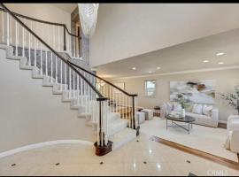 Luxury Design Beautiful Mt View Close to Disney, khách sạn ở Walnut