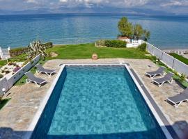 Antorina Beachfront Villas with Private Pools, spa hotel u gradu Kam&aacute;rion