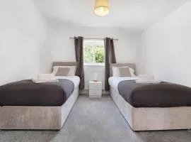 Spacious 5-Bedroom 2-Bath Home in Stanwell