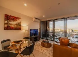 Central 1BR Apt - Balcony Kitchen & Bath