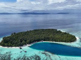 Wai Resort - Raja Ampat, beach hotel in Pulau Birie
