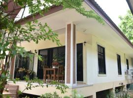 Baan Peaceful Villa 2, Ao Nang, hotel i Krabi