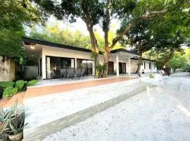 Secluded 4BD Beach Villa, Fast Wifi, Pet Friendly