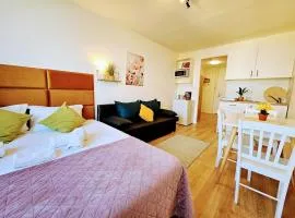 LIVE-INN PRAGUE COZY SUITE FOR 1-4 GUESTS, 20 Mins to center, Lift, Gym, Reception, Parking, Roof Terrace, Game & Party