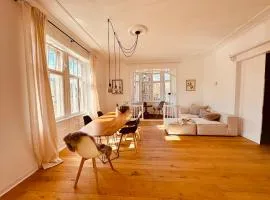 luxuriöse Altbau Wohnung in Denkmal-Villa