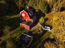 Charming villa near lake and sea, khách sạn ở Norrsundet