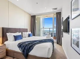 Luxury 3BR Quay West with Views and Parking