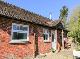 Grist Mill Cottage, hotel in Fontmell Magna