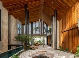 House of Winds Complex - Luxury 6BR Tropical Retreat - 2x3BR Villas near Canggu