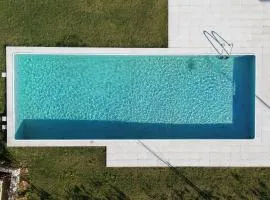 HostWise - Modern Flat w/ Balcony, Garage & Pool