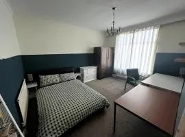 Double Room - Town & University nearby, 24h Bus, Airport-linked
