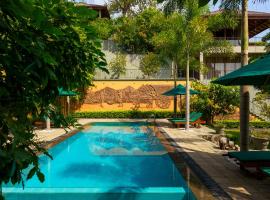 Villa Rumassala Luxury Chalets Unawatuna، فندق مع موقف سيارات في يوناواتونا