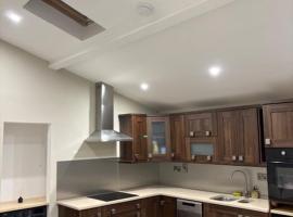 Modern secure townhouse, hotel v destinaci Oldcastle