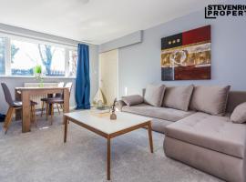 Group-Friendly Stylish Flat with Wifi, sleeps 3, hotel in Kenton