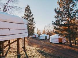Glamping yurt at a nature retreat Sequoia Highland, hotel v destinaci Miramonte