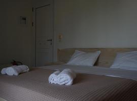 Eliza's apartments and studios, hotel v destinaci Roda