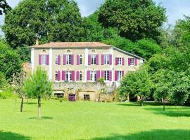 Les Volets Violets, hotel with hot tubs in Salles