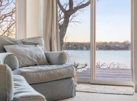 Waterfront Home with Guest Cottage, villa in Oak Bluffs