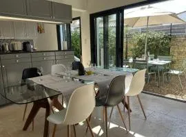 Architect-designed house close to beaches and shops