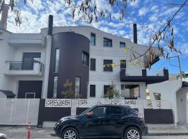 Aretousa - Center Luxury Suites 3, hotel in Néa Péramos