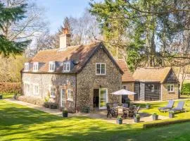 Marvellous secluded forest lodge - Stone Hall