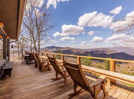SMOKY MOUNTAIN MAGIC-Spectacular Views, 3 Br, Sleeps 8, Hot Tub, spa hotel in Bryson City