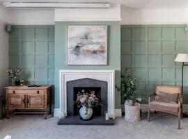 Luxury 5-Bed Home w Cinema Games Room Garden Pass the Keys, hotel em Londres