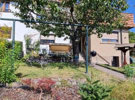 Ferienwohnung Berg-Gl&uuml;ck, ruhige Lage mit Garten, hotel com piscina em Schmalkalden